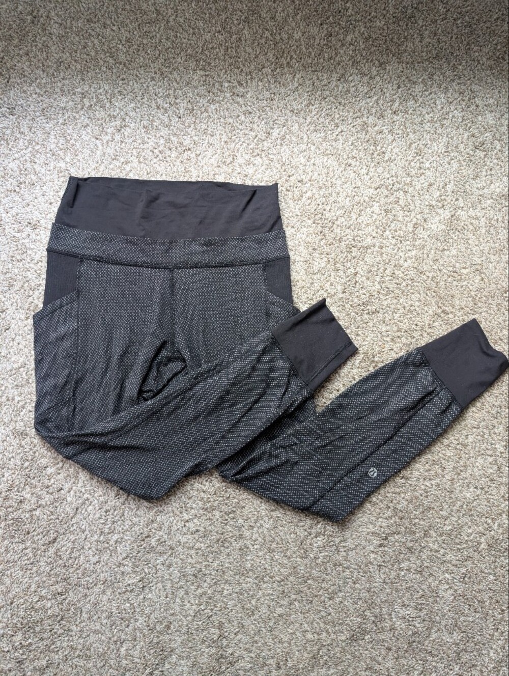 Lululemon Black Leggings With Micro Diamond‎ Design Women's Sz 6 Leg Pockets